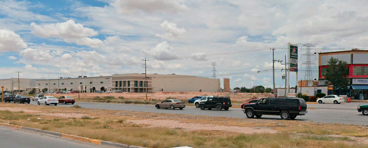 TERRENO COMERCIAL EN AV DE LAS TORRES